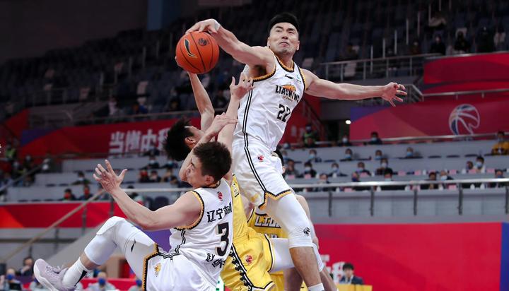 乐鱼体育中国官网转折点皇家马德里调整名单,CBA常规赛转会期攻防权衡,悬念犹存,身体对抗强度拉满的简单介绍